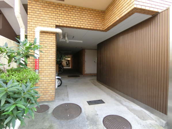 ライオンズマンション文京第２外観・共用部6｜建物の向かって左側に駐輪場などの共用スペースがあります。