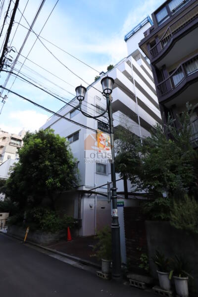 湯島永谷マンション外観１｜湯島永谷マンションは昭和４８年築、１２階建てのマンションです。湯島天満宮徒歩１分の落ち着きのある住みやすい環境です。
