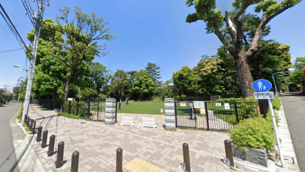 荻外荘公園１｜荻外壮公園（てきがいそうこうえん）は、近衛文麿の邸宅であった荻外荘（てきがいそう）の敷地を公園として整備した施設です。