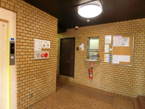 ライオンズマンション文京第２外観・共用部4｜小ぶりなエントランスですが、入ってすぐのところに管理人さんのスペースがあり、日中は管理人さんが対応していただけます。おおむね管理体制は良好です。