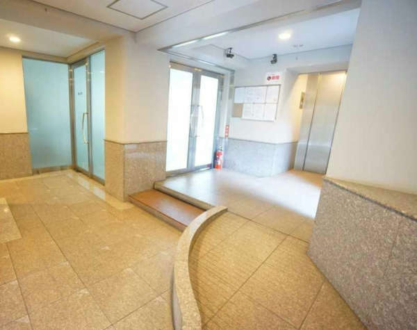 オーベル本所吾妻橋共用部２｜エントランスです。こじんまりとしたエントランスでしたが管理人さんも待機してしっかりした印象でした。