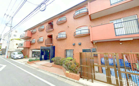 市谷加賀町スカイマンション外観１｜市谷加賀町スカイマンションは地上３階建てのマンションです。大江戸線「牛込柳町」駅が最寄り駅です。都営新宿線「曙橋」駅も徒歩圏内です。