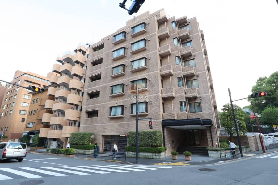 一番町２パークマンション外観1｜一番町２パークマンションは８階建てのマンションです。周辺は大使館や千鳥ヶ淵があるなど、お散歩にもよいです。半蔵門駅が徒歩５分圏内にあります。