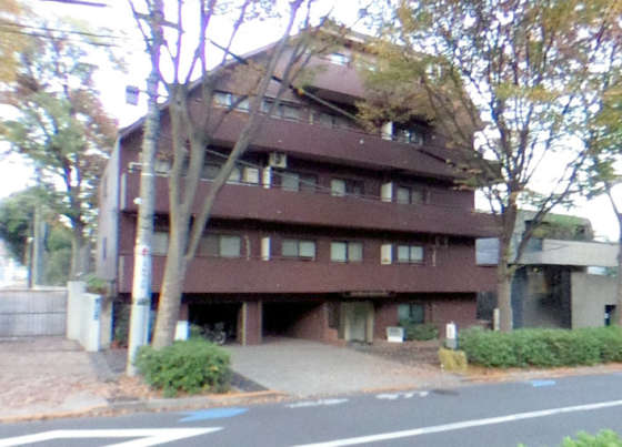 ライオンズマンション西麻布第２外観１｜１階部分は駐車場とエントランスです。