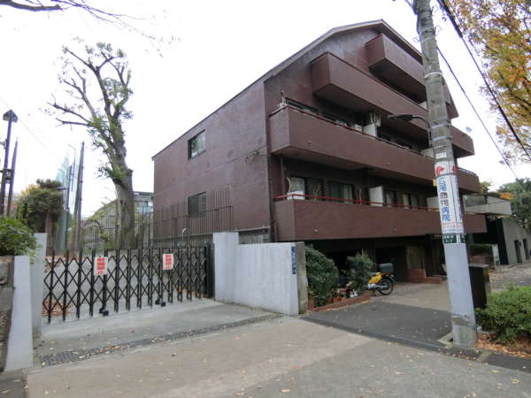 ライオンズマンション西麻布第２外観共用部3｜港区立高陵中学校に隣接しています。左は学校の門扉です。