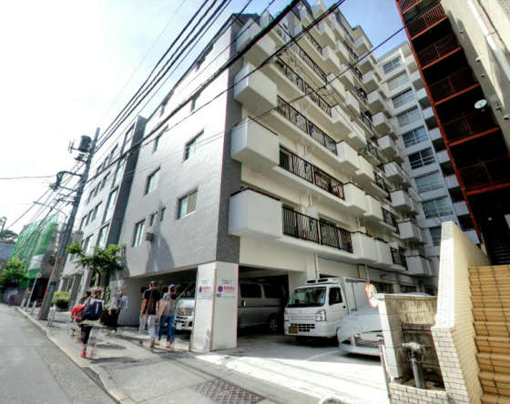 麻布十番セントラルハイツ外観３｜麻布十番セントラルハイツは昭和48年築、１１階建てのマンションです。麻布十番商店街を通って駅まで徒歩５分圏内です。周辺はスーパー、飲食店など多く便利です。