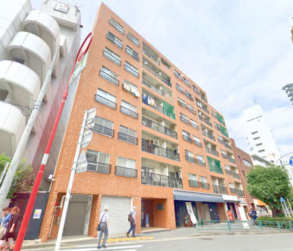 ライオンズマンション市ヶ谷外観１｜１階にはパン屋さん、ラーメンやさんが入っていて、周辺にもスーパー、コンビニなどあり便利です。