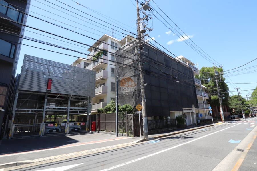 三田西小岩ガーデン外観1｜三田西小岩ガーデンは昭和５５年築、６階建てのマンションです。２０２３年に規模修繕を実施していました。