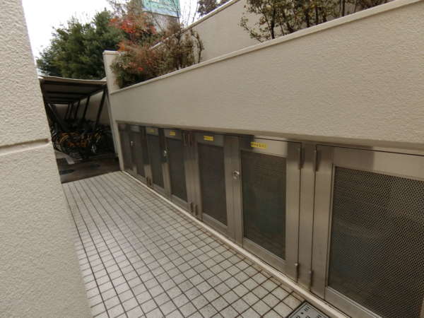 サニーハイツ西日暮里外観共用部4｜ごみ置き場もしっかり管理されています。
