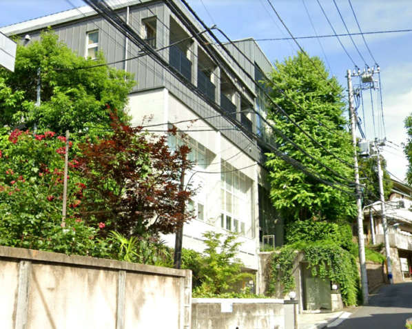 グランドメゾン神宮前は平成１２年築、４階建てのマンションです。表参道、原宿が近いロケーションです。駅周辺の賑わいとうって変わり、周辺は静かな住宅街です。
