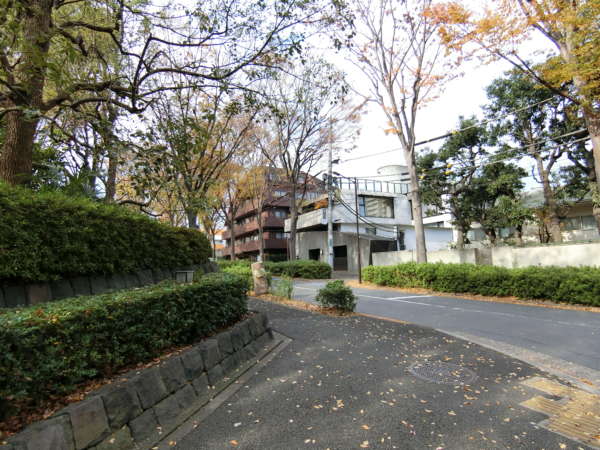 ライオンズマンション西麻布第２アプローチ8｜こちらを左折すると、ライオンズマンション西麻布第２があります。
