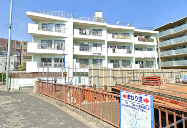白鷺マンション外観５｜白鷺マンションは昭和４５年築、４階建てのマンションです。エレベーターはありません。目の前に妙正寺川があり、川のせせらぎが聞こえるマンションです。