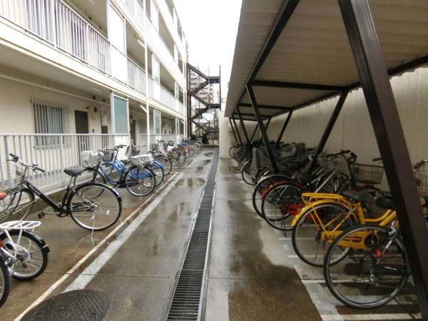 サニーハイツ西日暮里外観共用部1｜自転車置き場は整然としていました。