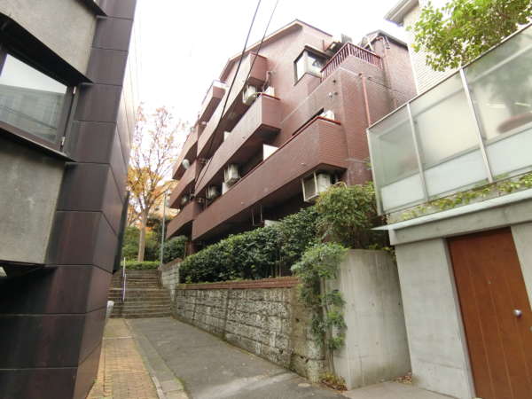 ライオンズマンション西麻布第２外観共用部4｜西向きのお部屋は路地に面しています。
