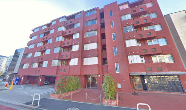 ロジマン西麻布外観２｜ロジマン西麻布は６階建てのマンションです。近くには青山霊園があり、千代田線・乃木坂駅や日比谷線・大江戸線「六本木」駅が徒歩圏内です。