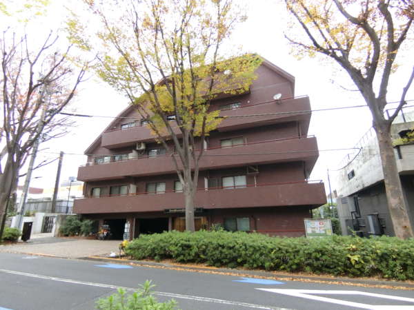 ライオンズマンション西麻布第２外観共用部1｜ライオンズマンション西麻布第２は５階建てのマンションです。区立高陵中学校に隣接しています。