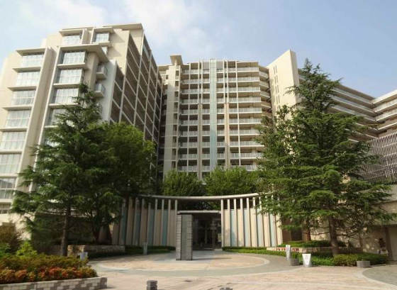 プラウドシティ池袋本町３｜プラウドシティ池袋本町は平成２３年築、１５階建てのマンションです。野村不動産(株)旧分譲のプラウドシリーズです。ゲストルームやコンシュルジュサービス、中庭などある大規模マンションです。