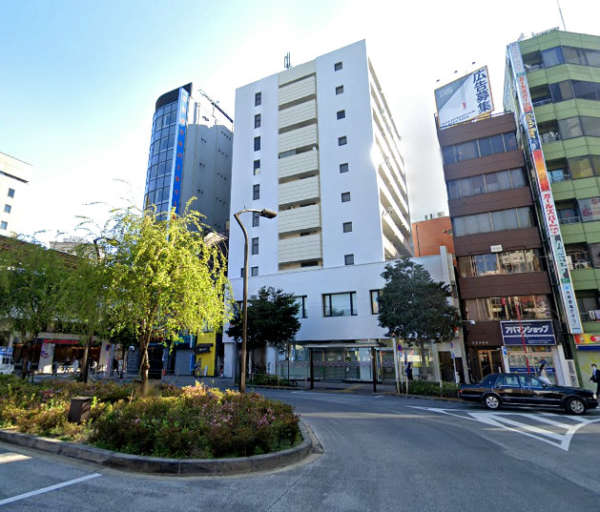 高円寺南サマリヤマンション外観２｜高円寺南サマリヤマンションは昭和５２年築、地上１０階建てのマンションです。高円寺駅南口前の広場の前に立地します。
