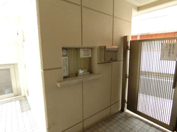 サニーハイツ西日暮里外観共用部3｜管理人室です。入ると左にエレベータがあります。