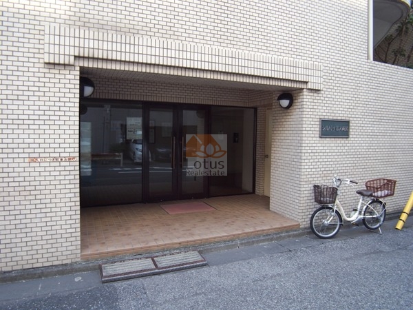 シルバーパレス両国エントランス｜大通りに面していない静かな住宅街に立地します。