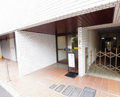 中野プリンスマンションエントランス１｜エントランスは足元フラットです。