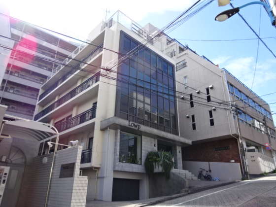 市ヶ谷見附ハイム外観３｜市ヶ谷見附ハイムは昭和４６年築、地上１１階建てのマンションです。市ヶ谷駅から外堀通りを渡り、左内坂を登っていく途中にあります。