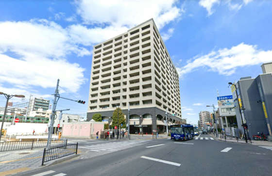 ルミナス金町外観１｜ルミナス金町は平成１３年築、地上１４階建てのマンションです。ＪＲ「金町」駅ターミナル前にあり便利です。建物内にはホットヨガスタジオや美容室、クリニック、コンビニ、カフェなどが入っています。