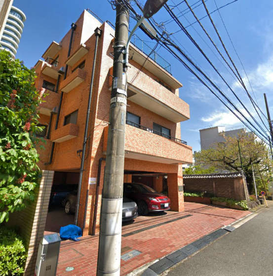 南青山パークハイツ外観１｜南青山パークハイツは地上５階建てのマンションです。周辺には青山霊園や公園の緑が多い、静かな住宅街です。