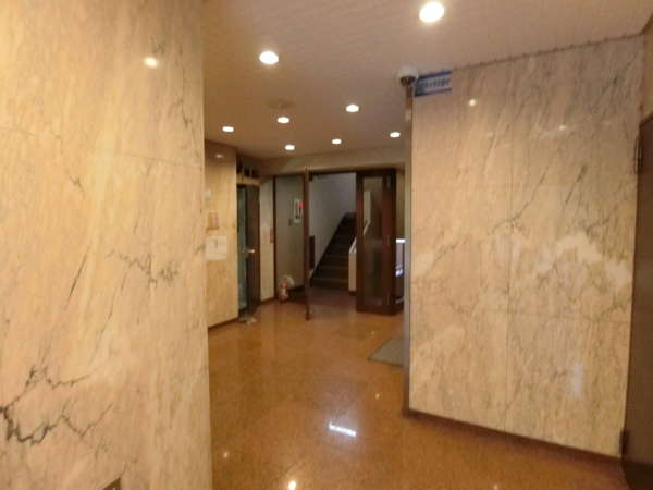 ライオンズマンション西麻布第２外観共用部6｜エントランスを入っての奥、右手にエレベータがあります。