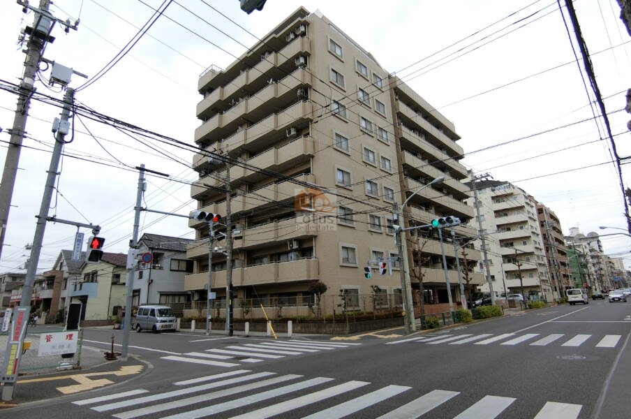 レーベンハイム綾瀬パークヴェール外観2｜川の手通り沿いに立地します。