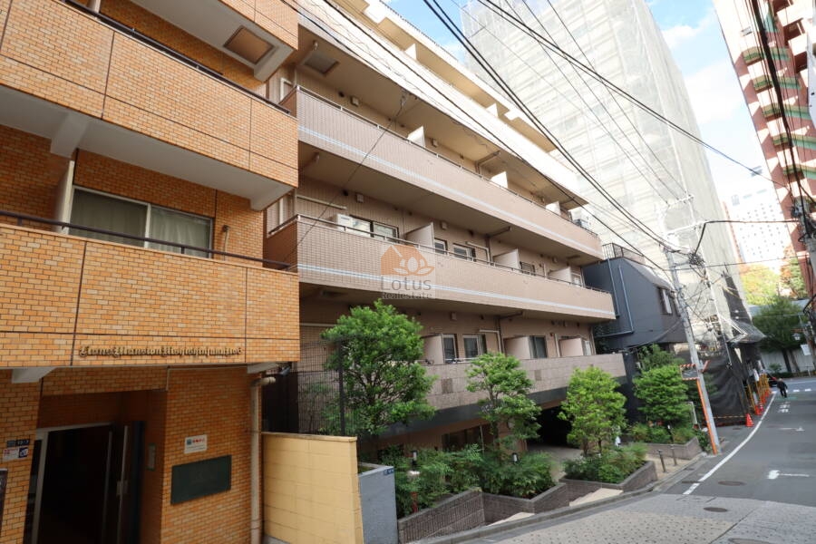 デュオスカーラ西新宿２外観1｜デュオスカーラ西新宿２は平成１５年築、地上８階建てのマンションです。新宿中央公園前の十二社通りから一本入った立地です。最寄り駅は大江戸線「西新宿五丁目」駅ですが、ＪＲ新宿駅も徒歩圏内です。