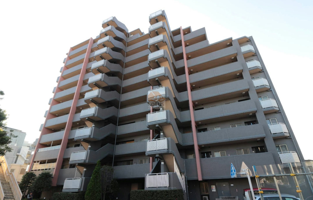 外観はグレーを基調としたタイル貼りで、直線的なラインが重なり合い、力強さと洗練を感じさせます。環七通り沿いにありながらも、堂々とした存在感を保っていました。カルム野方は、平成10年築、11階建てのマンションです。