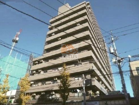 外観はSRC造14階建らしいしっかりした量感があり、階段状のラインが影を落として奥行きを見せています。中層〜高層の高さがあるので周囲の抜けを取り込みやすく、三河島駅徒歩2分の近さと合わせて実用性の高い立地です。日暮里駅まで徒歩13分という複数路線の選択肢もあり、移動の幅が自然に広がる構成といえます。シーアイマンション日暮里は、平成7年築、14階建てのマンションです。