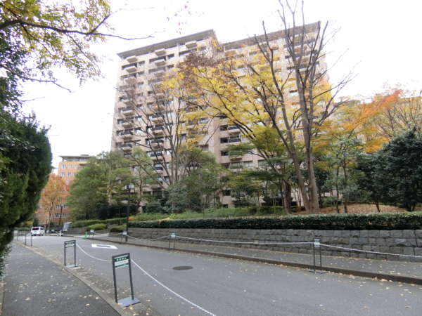 広尾ガーデンヒルズノースヒルＬ棟外観共用部6｜ノースヒルＬ棟外観。ノースヒルはファミリータイプ中心の開発となっています。竣工は1984年（昭和59年）1月～6月ですから、イーストヒルに次いで早い方ですね。Ｌ棟はもっとも駅に近い棟です。