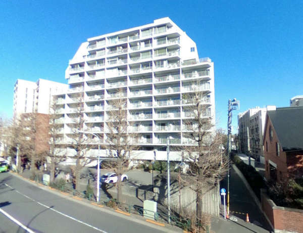 小田急目白台マンション外観１｜小田急目白台マンションは昭和４６年築、１２階建てのマンションです。目白通りに面しています。東側には日本女子大学目白キャンパスがあります。