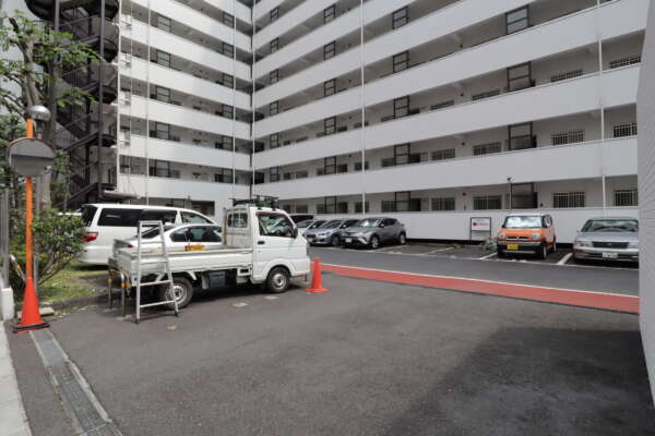 メゾン田町共用部1｜北側道路から見た駐車場です。