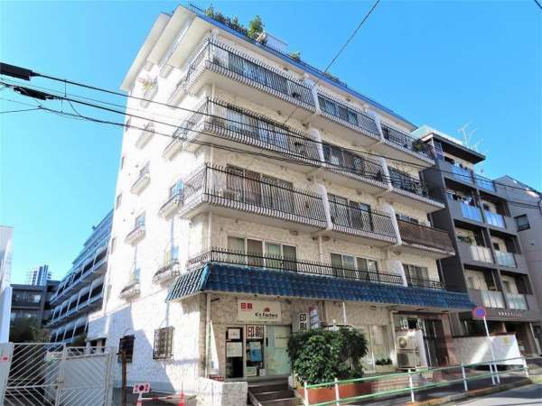赤坂檜町レジデンス外観１｜赤坂檜町レジデンスは昭和４５年築、７階建てのマンションです。１階部分はテナントスペースとなっています。