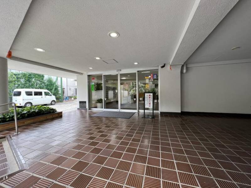 日商岩井目白台マンションエントランス２｜エントランスアプローチも広々と作られていて、堂々とした設えを感じます。