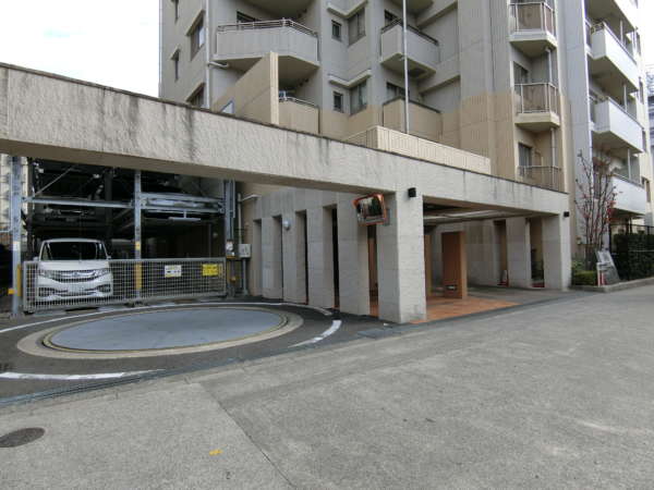 ライオンズステージ仙台堀川公園外観共用部4｜エントランスと駐車場です。
