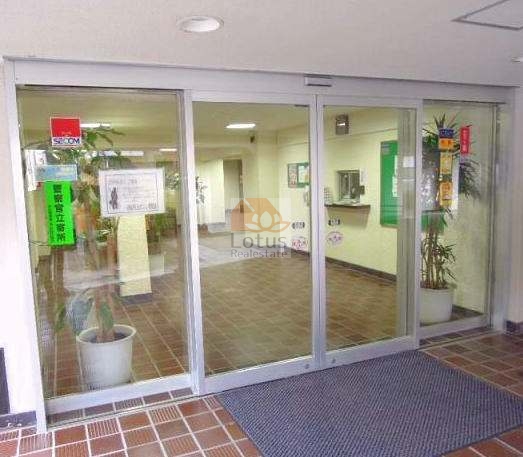 日商岩井目白台マンション 1｜エントランスには植物の設置があって、心の余裕があるのかもしれません。目白のあたりはこういうマンションが多いですね。