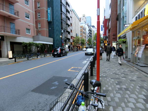 ニュー赤坂コーポラスアプローチ2｜駅を出ると右側、南西に向かって進みます。コンビニも飲食店も大衆店も高級店もあり、困ることはなさそうです。
