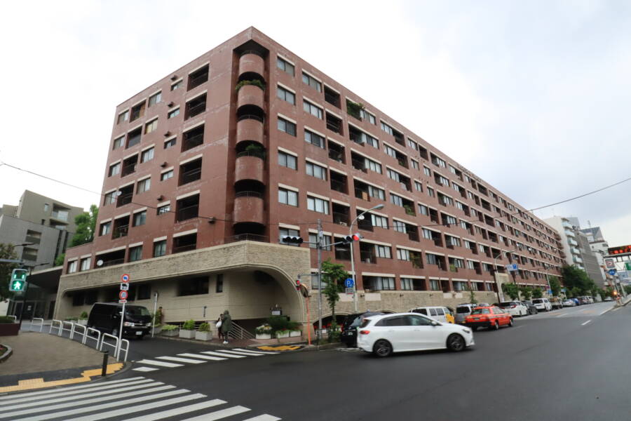 インペリアル広尾外観1｜インペリアル広尾は昭和５４年築、地上８階建てマンションです。南麻布４丁目の明治通りに立地します。
