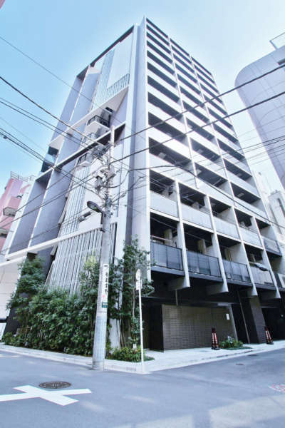 ピアース千代田淡路町外観１｜ピアース千代田淡路町は平成２９年築、１３階建てのマンションです。靖国通りから一本入った立地で、周辺にはオフィスビルやマンションが立ち並ぶ商業地です。駅が近く、アクセス便利な立地です。