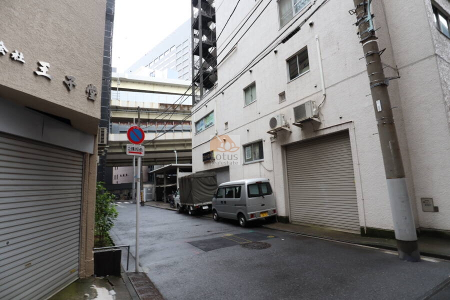 日本橋箱崎ハイツ外観7｜首都高の高架やビル街に囲まれつつも、隠れ家的な立地が魅力です。配送車両も入りやすく、事務所利用にも適したポジションです。