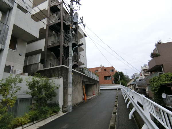 ローザ赤坂アプローチ8｜上がりきったところにローザ赤坂はあります。写真の真ん中の建物がローザ赤坂です。