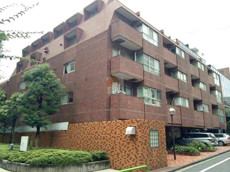 赤茶色のタイル張り外観が街路に連なり、番町学園通り沿いの落ち着いた街並みに調和します。通りとの距離感が穏やかで、住宅地らしい静けさが伝わります。