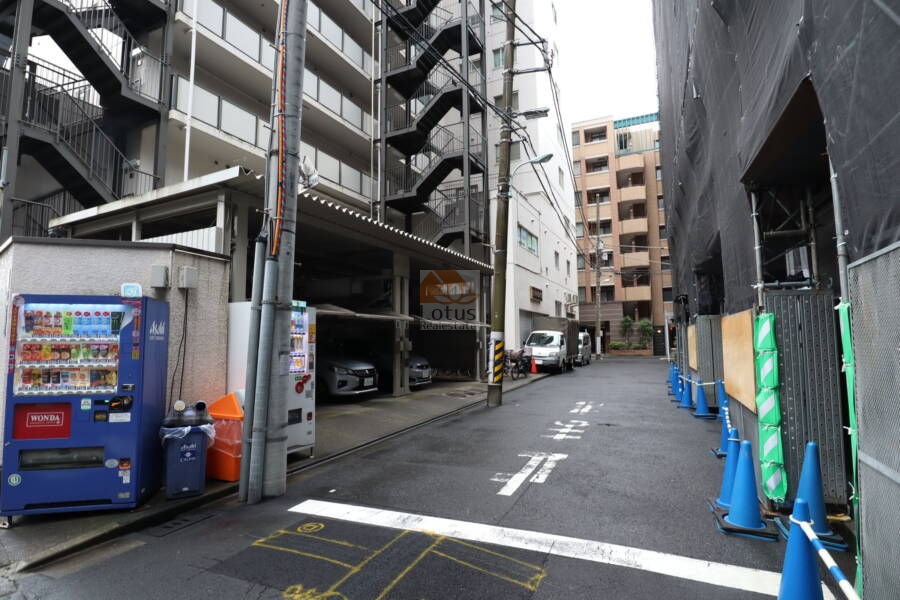 日本橋箱崎ハイツ外観4｜建物の裏側にあたる位置にありながら、しっかりと整理されて使いやすい空間となっています。周辺道路もフラットで荷下ろしなどにも適しています。