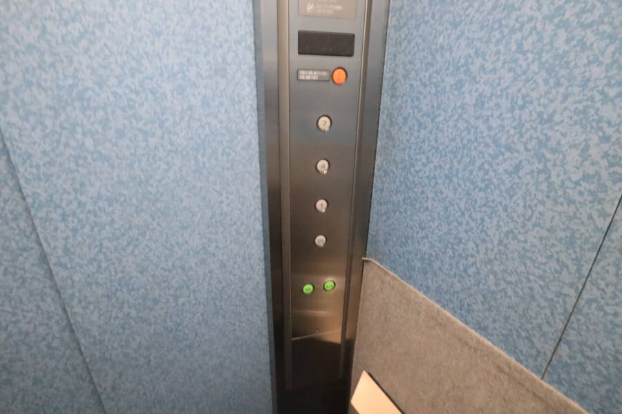 インペリアル広尾共用部1｜エレベータはスキップフロア方式になっています。エレベータ不停止階があるので注意です。