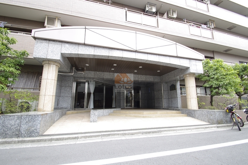 サンリット青砥2｜エントランス周りには石材が使われており、しっかりとした造りです。