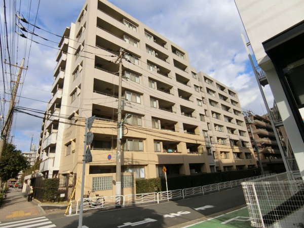 ライオンズステージ仙台堀川公園外観共用部2｜同じ敷地にイーストビラとウェストビラの２棟構成となっています。道路を隔てて仙台堀川公園があり、すっきりとして開放的なロケーションです。